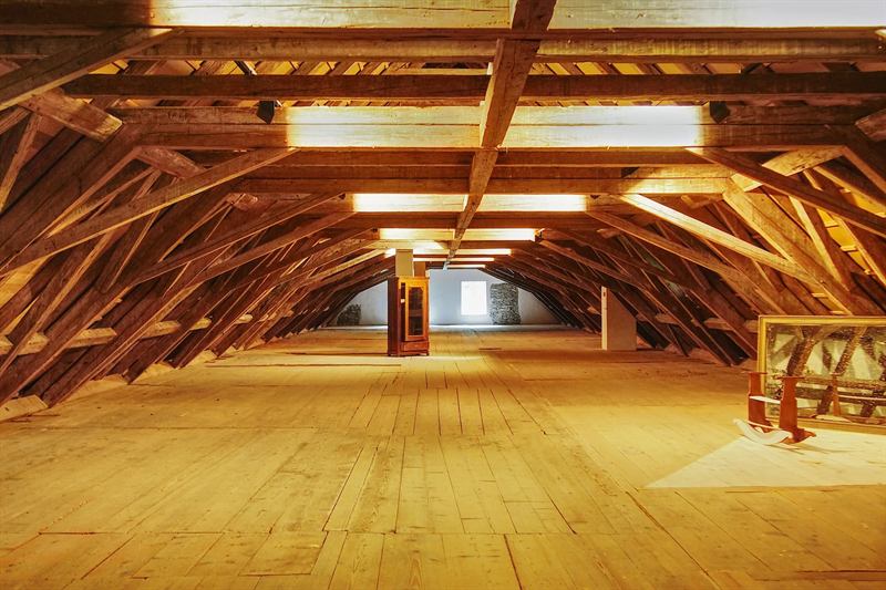 Charpente ancienne en bois dans de grands combles