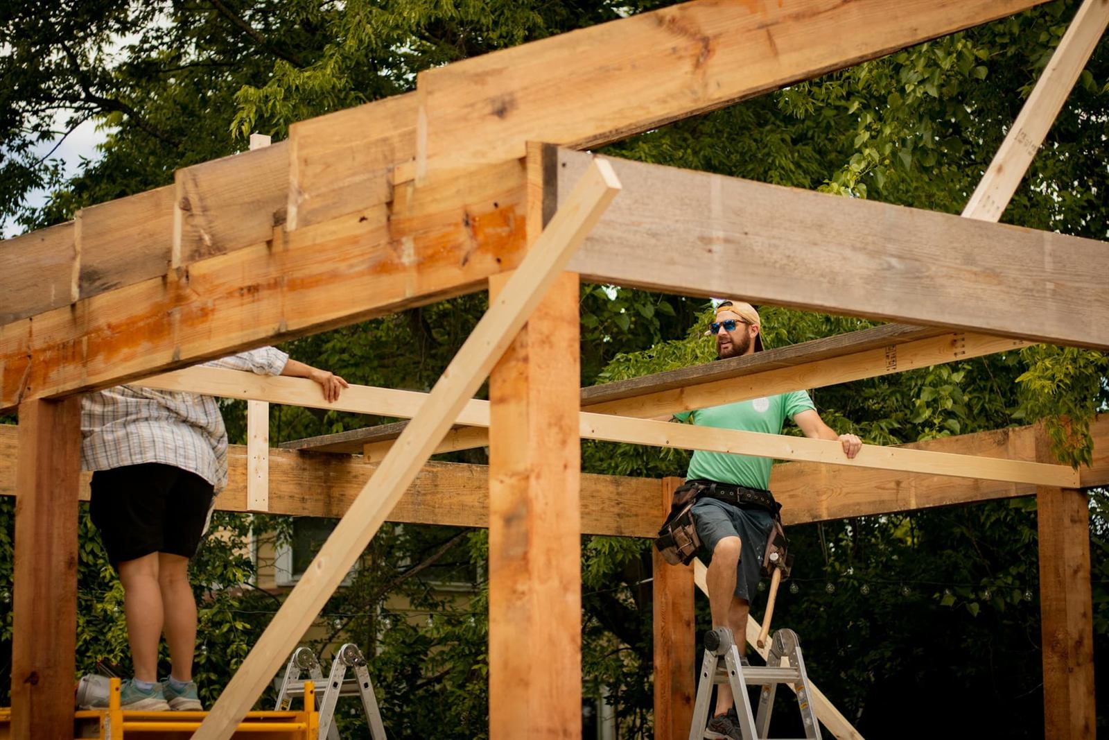 Charpentiers assemblant une ossature en bois