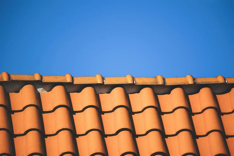 Faîtage et tuiles en terre cuite sous un ciel bleu
